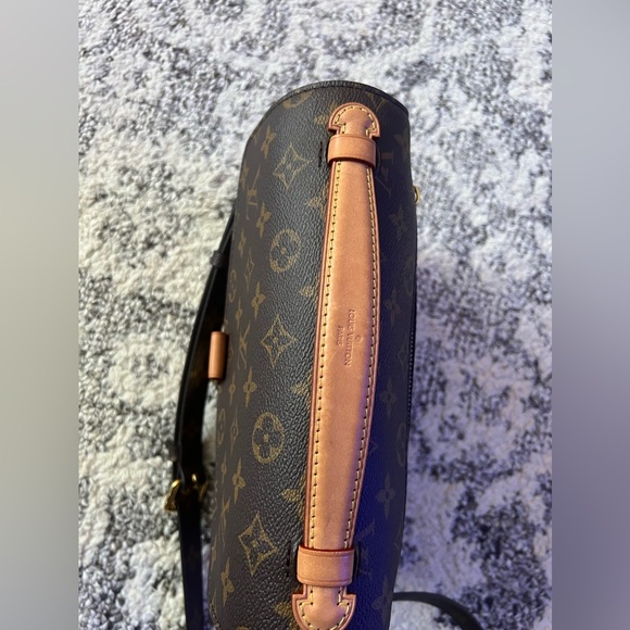 Louis Vuitton Brown and Gold Crossbody Bag
OPEN TO REASONABLE OFFERS 🥳🤩 - Picture 8 of 16